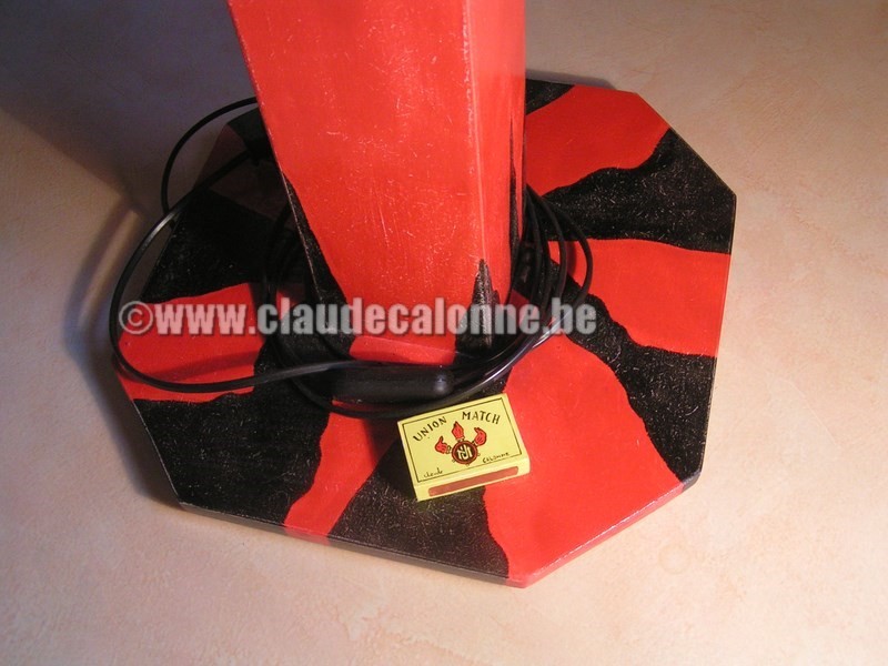 CAL'LIGHT MATCH, lampadaire en bois avec boîte d'allumette sculptée et collée,CAL'LIGHT MATCH, lampadaire en bois, laque sur bois, raccordement électrique, ampoule économique,