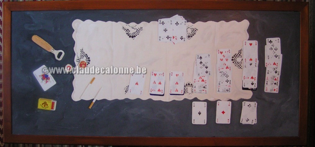 trompe l'oeil de chevalet, dessus de table, huile sur bois, les vices sans la vertu, décapsuleur, cartes à jouer, réussite, cigarettes, capsule bière de Ciney, capsule bière Leffe, napperon brodé, 